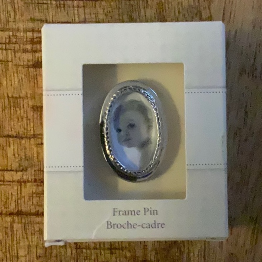 💗3/$15 💗 Vintage Hallmark Signature Frame Pin in original box and never used.